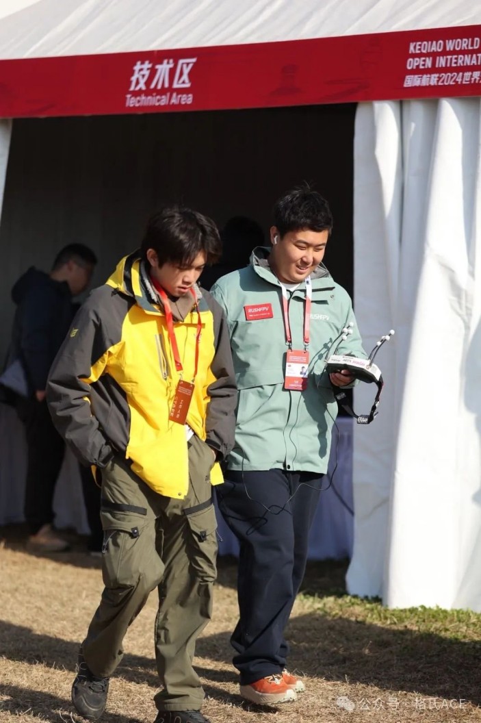 左云飛屹、右李冠辰