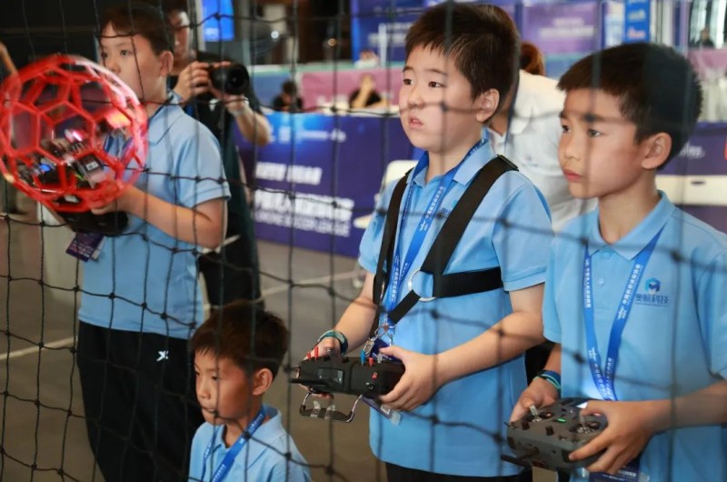 無人機(jī)足球比賽中