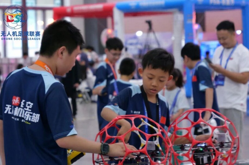 中國無人機足球聯(lián)賽貴陽精彩瞬間 中國無人機足球聯(lián)賽貴陽精彩瞬間